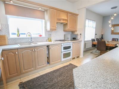 FITTED KITCHEN
